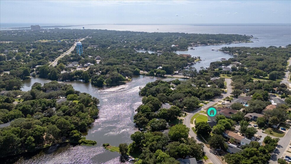 Building Photo - 817 N Lakeside Dr