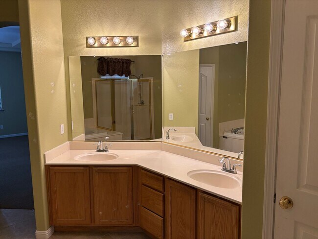 Building Photo - Lakeside Community Beauty