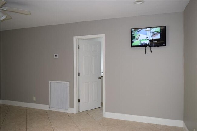 Building Photo - 4625 Glenwood Dr