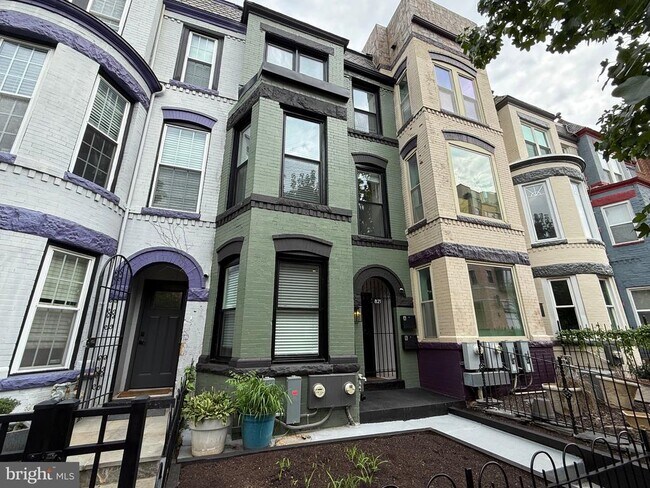 Building Photo - 821 4th St NE