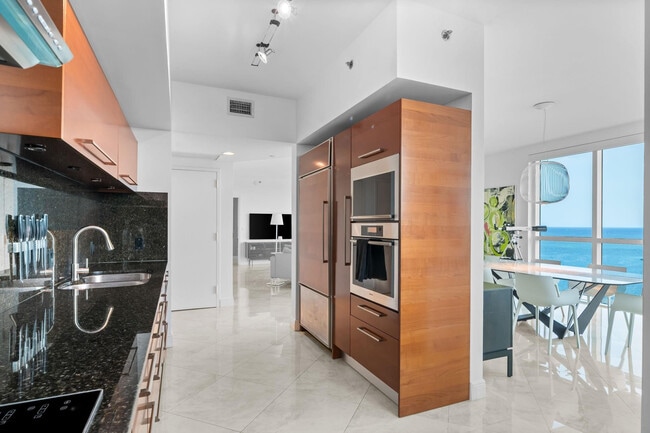 Building Photo - 101 S Fort Lauderdale Beach Blvd