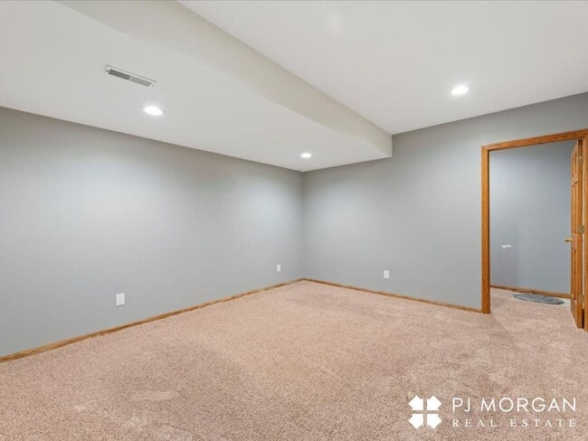 Building Photo - 4 bedroom, 3 bathroom - Available 9/15- Co...