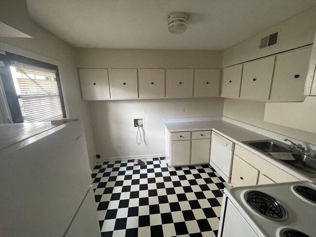 Building Photo - 495 Dickinson St