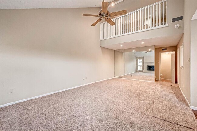 Building Photo - 13922 Hollowgreen Dr