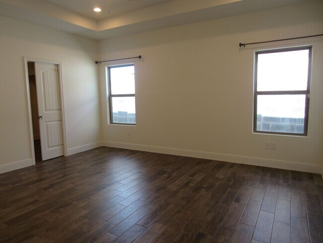 Building Photo - 2419 Messi St