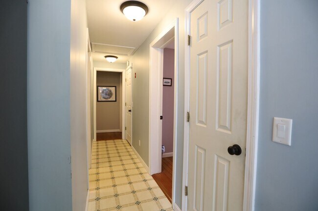 Building Photo - FURNISHED 3 Bed Winter Seasonal Great Location! Available 11/1/26 - $2395/mo