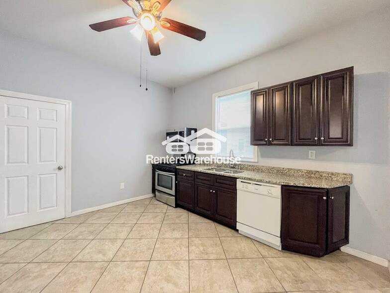 Building Photo - 1305 W 38th St