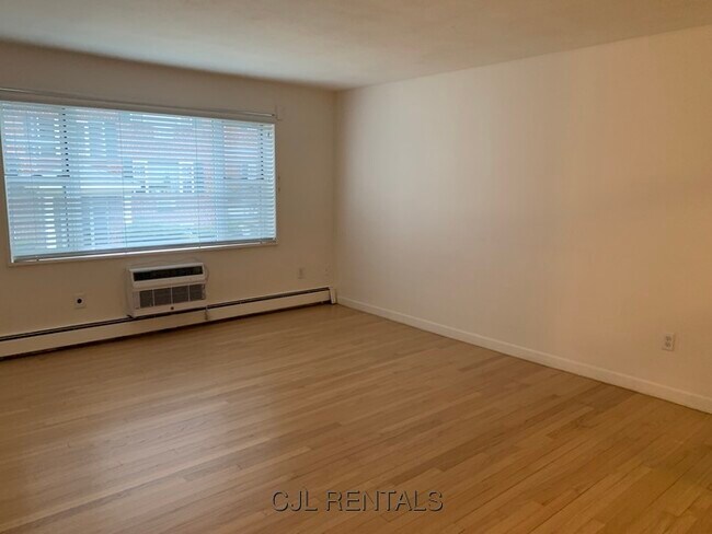 Building Photo - 67 Grove St