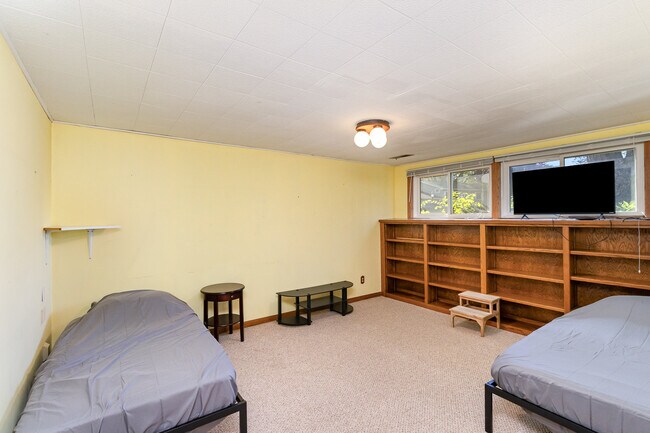 Furnished 4th bedroom - 3937 Pumice Ct