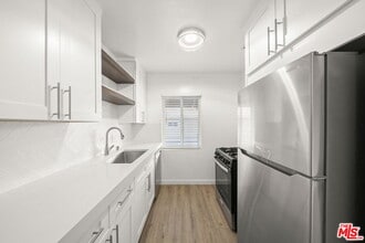 Building Photo - 1310 W Valencia Dr