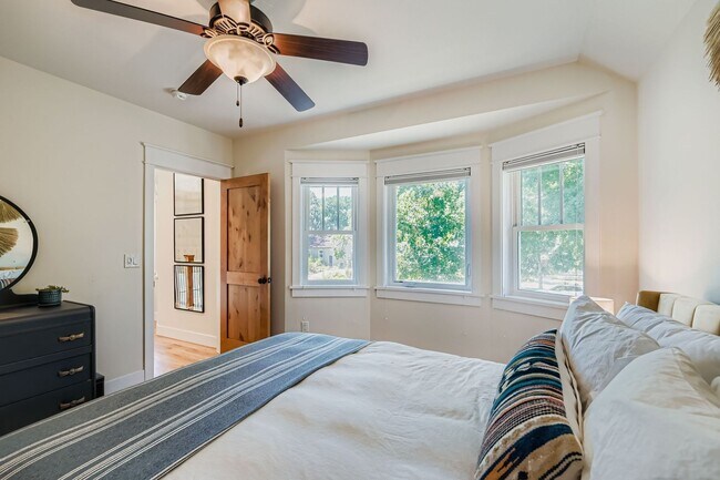 Building Photo - Idyllic Downtown Longmont 5-BDR Retreat