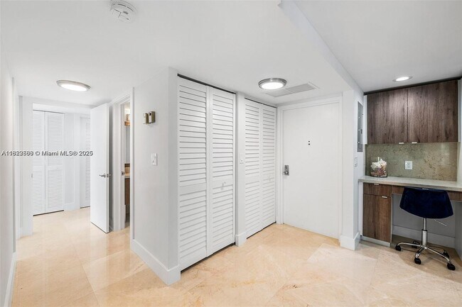 Building Photo - 1149 Hillsboro Mile