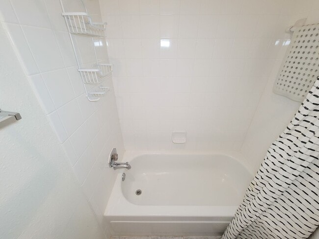 Building Photo - Spacious one of a kind 2 bedroom 2 bath condo in excellent condition. Entire condo has been paint...