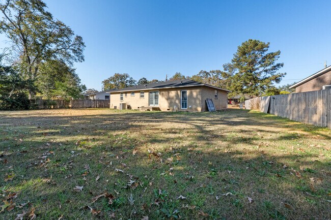 Building Photo - 2021 Fernwood Cir