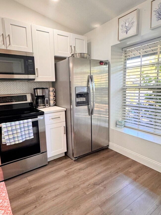 Building Photo - Welcome to Your Dream Home in the Heart of Largo!