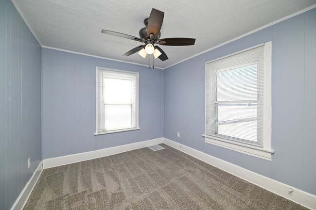 Building Photo - Large 4 Bedroom/2 Bath Home For Rent