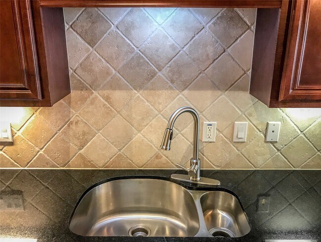 Building Photo - 1432 W 21st St