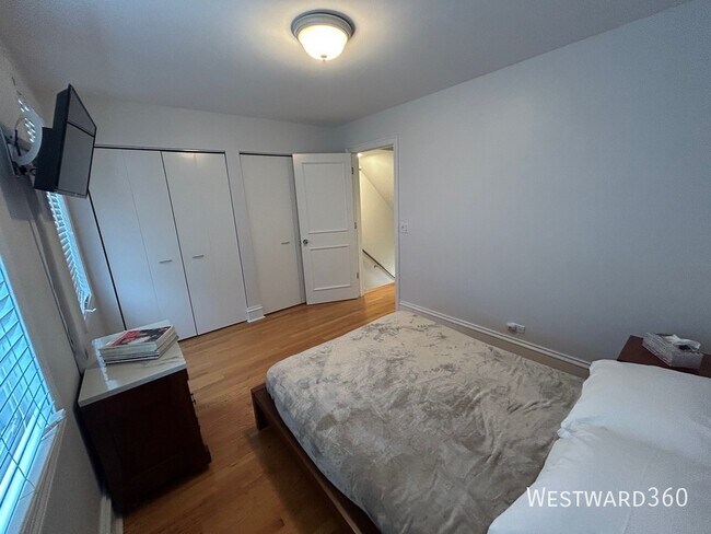 Building Photo - 1801 W Winnemac Ave