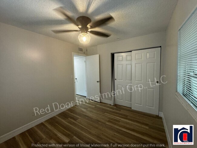 Building Photo - Renovated Spacious 2/2~w/All-in One Washer...