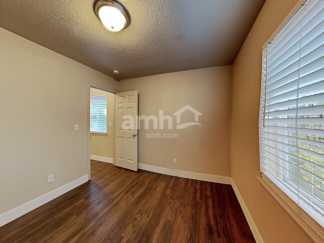 Building Photo - 809 NE 115th Cir