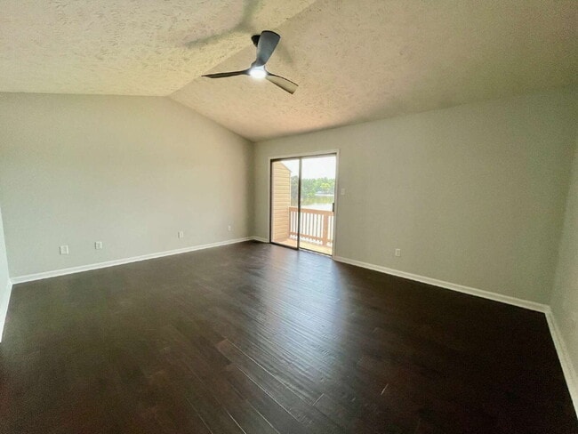 Building Photo - 3-Bed, 3-Bath Townhouse In Lands End