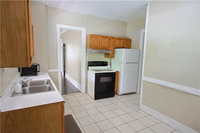 Building Photo - Great spot! 3br/1ba on Park Ave