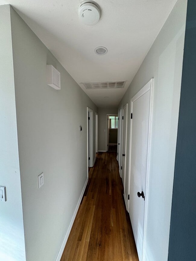 Building Photo - 3 Bedroom 1.5 baths! Walker & Cedar Hills ...