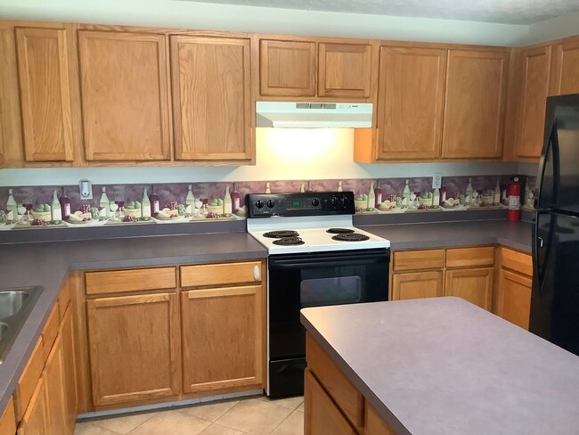 Building Photo - Spacious 3BR/3BA Townhome in PRIME location!!