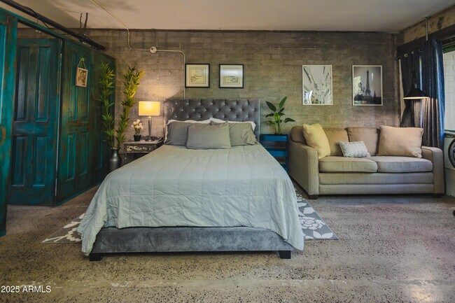 Building Photo - 353 E Thomas Rd