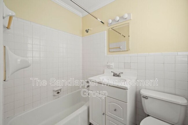 Building Photo - 4133-8 St John's Avenue