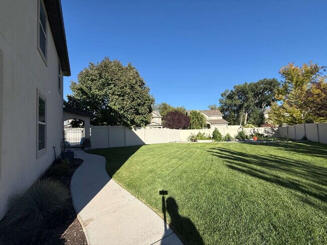 Building Photo - 824 Meadow Marsh Dr