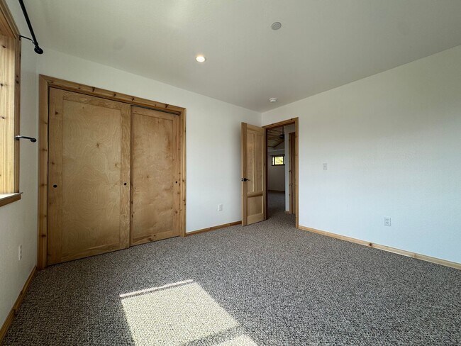 Building Photo - 514 Shaw Ave