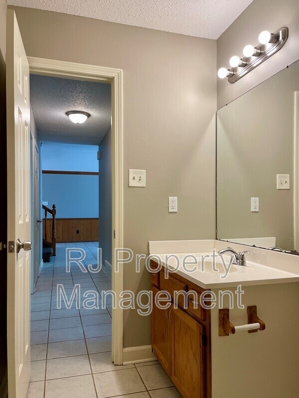 Building Photo - 4592 Tracy Lynn Dr