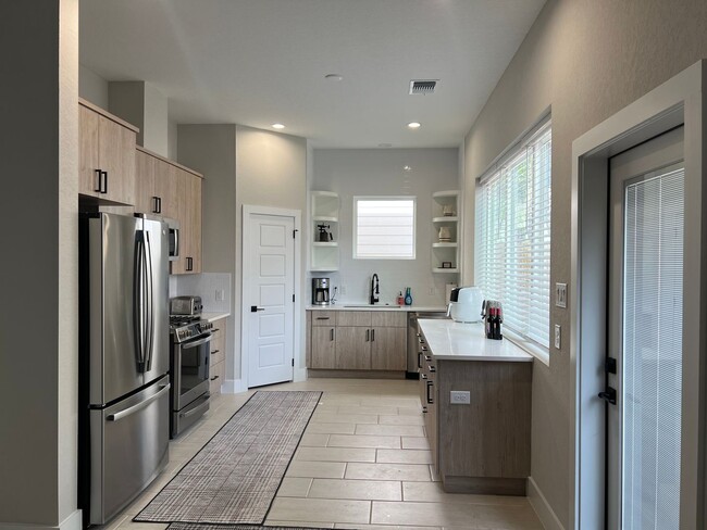 Building Photo - Alamo Heights Area!!