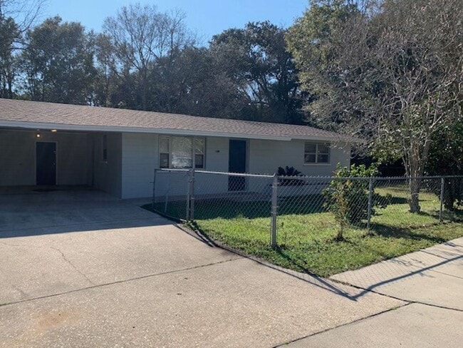 Building Photo - Great 2/1 in Pensacola!