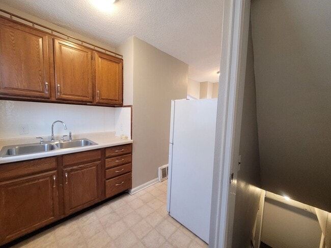 Building Photo - Great two bedroom duplex on Urbandale Avenue!