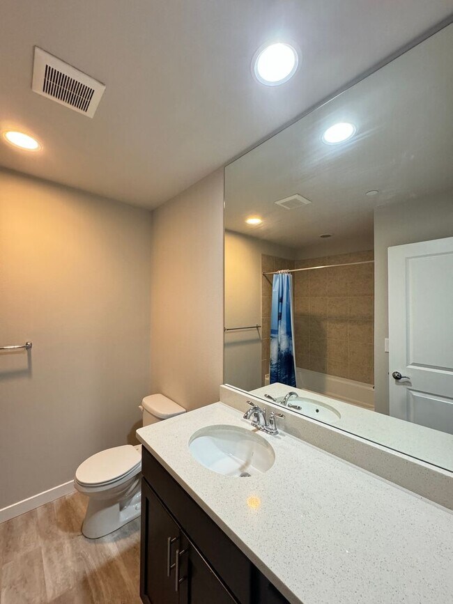 Building Photo - 3B/3B cozy townhome