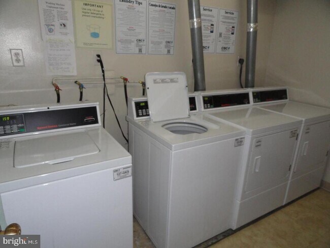 Building Photo - 2059 Huntington Ave