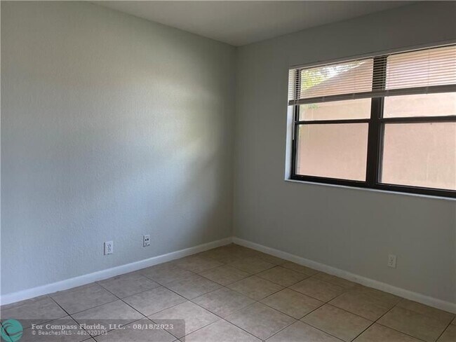 Building Photo - 11620 NW 26th Ct