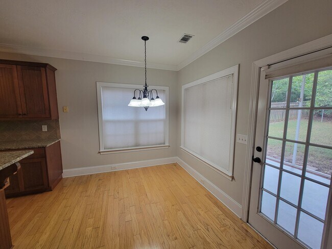 Building Photo - 627 Burgamy Pass