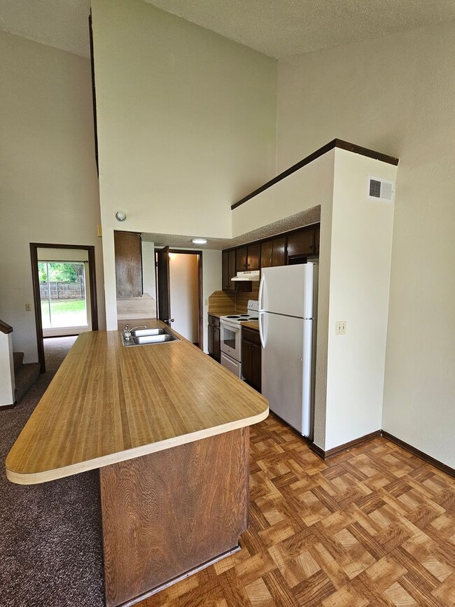 Building Photo - West Norman Duplex Avail NOW!