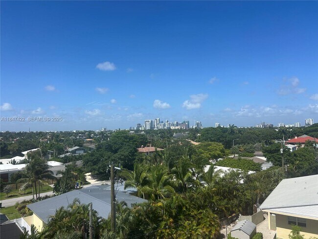 Building Photo - 2400 NE 9th St