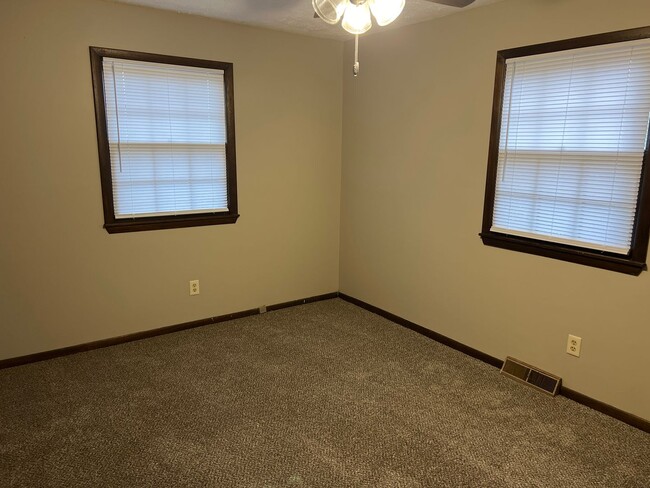 Building Photo - 3 Bedrooms! 2 Living Areas!  East side Spr...