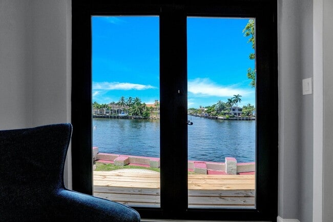 Building Photo - 1901 N Riverside Dr