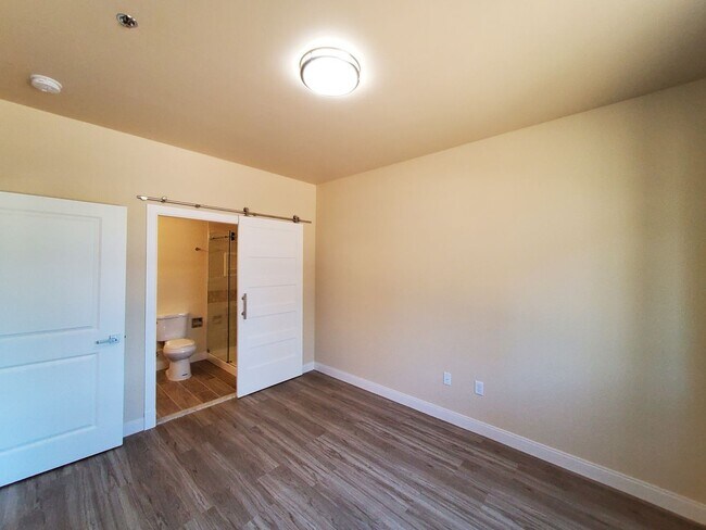 Building Photo - Newer 2 bed / 2 bath Bison Cove Condo