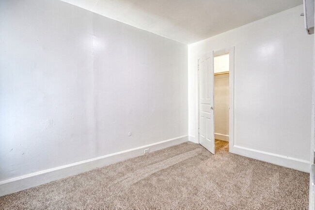 Building Photo - Newly Renovated 3 Bedroom, 1 Bathroom Townhouse