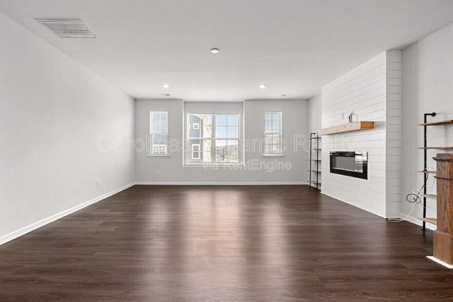 Building Photo - 6985 Waterstone Dr