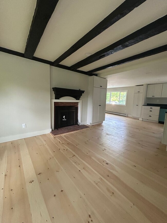 Building Photo - Beautiful renovated 5 bedroom 2.5 bath sin...