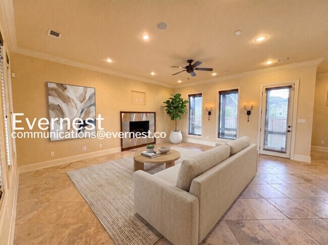 Building Photo - 3 Bed/2 Bath Home with Fenced Yard & Garage / Pet-Friendly / Available Now!