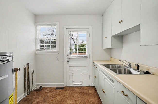 Building Photo - WestMeade Cottage*